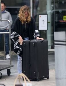 jennifer-aniston-returns-from-her-new-years-trip-to-mexico-in-los-angeles-01-02-2023-0.jpg