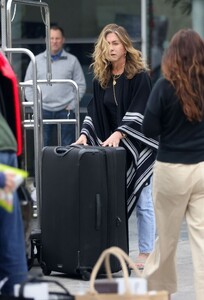 jennifer-aniston-returns-from-her-new-years-trip-to-mexico-in-los-angeles-01-02-2023-1.jpg