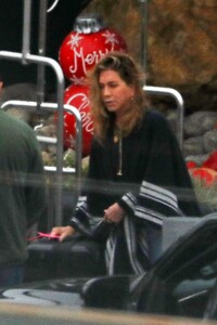 jennifer-aniston-returns-from-her-new-years-trip-to-mexico-in-los-angeles-01-02-2023-5.jpg