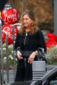 jennifer-aniston-returns-from-her-new-years-trip-to-mexico-in-los-angeles-01-02-2023-6.jpg