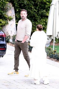 jennifer-lopez-and-ben-affleck-check-out-a-house-in-pacific-palisades-03-05-2023-0.jpg