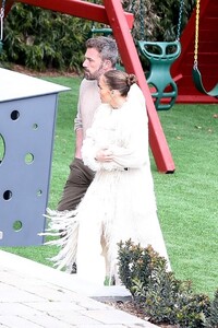 jennifer-lopez-and-ben-affleck-check-out-a-house-in-pacific-palisades-03-05-2023-3.jpg
