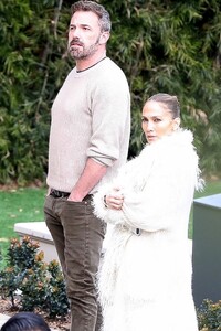 jennifer-lopez-and-ben-affleck-check-out-a-house-in-pacific-palisades-03-05-2023-4.jpg