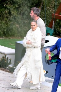 jennifer-lopez-and-ben-affleck-check-out-a-house-in-pacific-palisades-03-05-2023-5.jpg