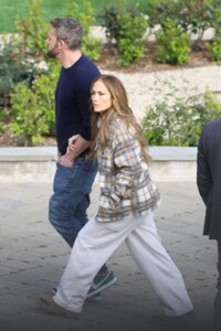 jennifer-lopez-and-ben-affleck-look-for-their-love-new-home-in-palisades-02-28-2023-0.jpg