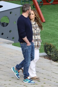 jennifer-lopez-and-ben-affleck-look-for-their-love-new-home-in-palisades-02-28-2023-1.jpg