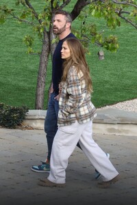 jennifer-lopez-and-ben-affleck-look-for-their-love-new-home-in-palisades-02-28-2023-2.jpg