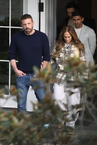 jennifer-lopez-and-ben-affleck-look-for-their-love-new-home-in-palisades-02-28-2023-3.jpg