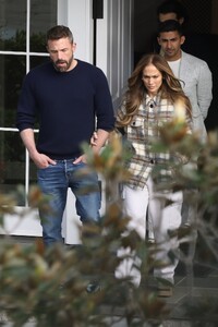 jennifer-lopez-and-ben-affleck-look-for-their-love-new-home-in-palisades-02-28-2023-4.jpg