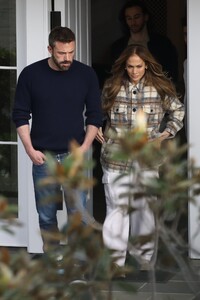 jennifer-lopez-and-ben-affleck-look-for-their-love-new-home-in-palisades-02-28-2023-5.jpg