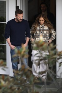 jennifer-lopez-and-ben-affleck-look-for-their-love-new-home-in-palisades-02-28-2023-6.jpg