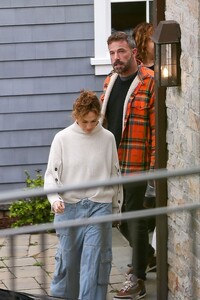 jennifer-lopez-and-ben-affleck-out-with-contractors-in-palisades-03-11-2023-0.jpg