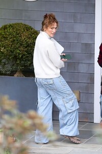 jennifer-lopez-and-ben-affleck-out-with-contractors-in-palisades-03-11-2023-2.jpg