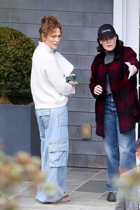 jennifer-lopez-and-ben-affleck-out-with-contractors-in-palisades-03-11-2023-6.jpg