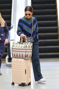 jessica-alba-arrives-at-new-york-s-laguardia-airport-10-15-2022-0.jpg