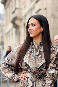 jessica-alba-at-stella-mccartney-womenswear-fall-winter-2023-2024-show-at-paris-fashion-week-03-06-2023-2.jpg