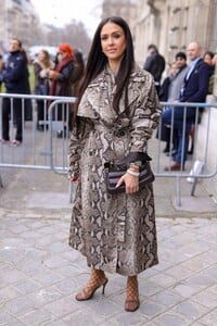 jessica-alba-at-stella-mccartney-womenswear-fall-winter-2023-2024-show-at-paris-fashion-week-03-06-2023-4.jpg