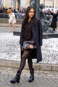 jessica-alba-miu-miu-show-at-paris-fashion-week-03-07-2023-1.jpg