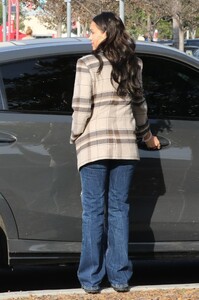 jessica-alba-shopping-at-target-in-baldwin-hills-12-23-2022-1.jpg