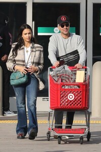 jessica-alba-shopping-at-target-in-baldwin-hills-12-23-2022-4.jpg