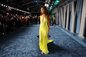 joan-smalls-2023-vanity-fair-oscar-party-in-beverly-hills-4.jpg