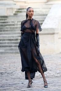 jourdan-dunn-at-victoria-beckham-womenswear-fall-winter-2023-2024-show-at-paris-fashion-week-03-03-2023-6.jpg