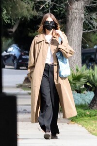kaia-gerber-wearing-a-face-mask-out-in-los-feliz-03-04-2023-0.jpg