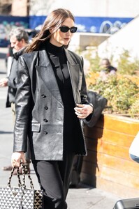 karlie-kloss-out-and-about-in-new-york-03-21-2023-1.jpg