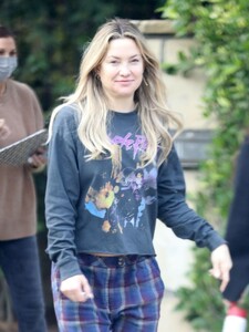 kate-hudson-goes-makeup-free-at-a-friend-s-house-in-brentwood-03-20-2023-0.jpg