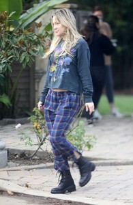 kate-hudson-goes-makeup-free-at-a-friend-s-house-in-brentwood-03-20-2023-3.jpg