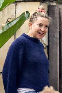 kate-hudson-leaves-a-friends-house-in-brentwood-03-05-2023-106.jpg