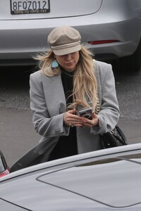 kate-hudson-leaves-brentwood-country-mart-03-21-2023-1.jpg