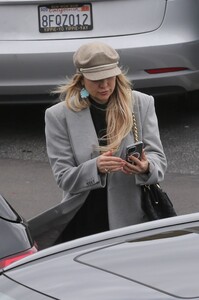 kate-hudson-leaves-brentwood-country-mart-03-21-2023-3.jpg