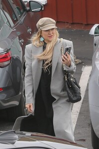 kate-hudson-leaves-brentwood-country-mart-03-21-2023-4.jpg