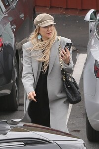 kate-hudson-leaves-brentwood-country-mart-03-21-2023-6.jpg