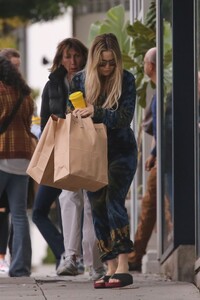 kate-hudson-shopping-for-groceries-and-coffee-at-la-la-land-cafe-in-brentwood-03-16-2023-1.jpg