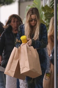 kate-hudson-shopping-for-groceries-and-coffee-at-la-la-land-cafe-in-brentwood-03-16-2023-2.jpg