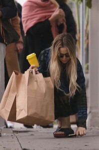 kate-hudson-shopping-for-groceries-and-coffee-at-la-la-land-cafe-in-brentwood-03-16-2023-3.jpg
