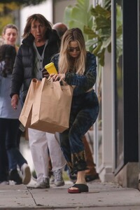 kate-hudson-shopping-for-groceries-and-coffee-at-la-la-land-cafe-in-brentwood-03-16-2023-4.jpg