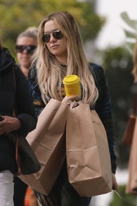 kate-hudson-shopping-for-groceries-and-coffee-at-la-la-land-cafe-in-brentwood-03-16-2023-5.jpg