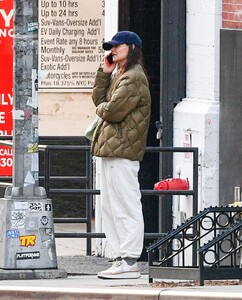 katie-holmes-heading-to-dance-class-in-new-york-03-20-2023-5.jpg