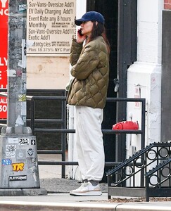 katie-holmes-heading-to-dance-class-in-new-york-03-20-2023-6.jpg