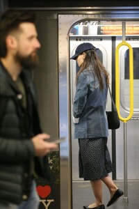 katie-holmes-heading-to-her-matinee-performance-of-the-wanderers-in-new-york-03-19-2023-1.jpg