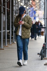 katie-holmes-out-and-about-in-new-york-03-21-2023-3.jpg