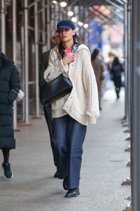 katie-holmes-out-in-new-york-03-16-2023-0.jpg