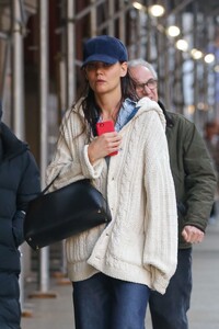 katie-holmes-out-in-new-york-03-16-2023-6.jpg