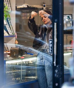 katie-holmes-out-shopping-for-jewelry-in-new-york-03-06-2023-6.jpg