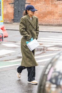 katie-holmes-out-shopping-in-new-york-03-14-2023-0.jpg