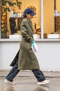katie-holmes-out-shopping-in-new-york-03-14-2023-1.jpg