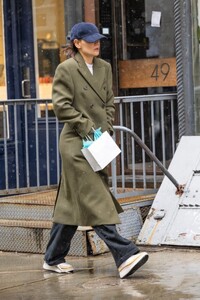 katie-holmes-out-shopping-in-new-york-03-14-2023-2.jpg